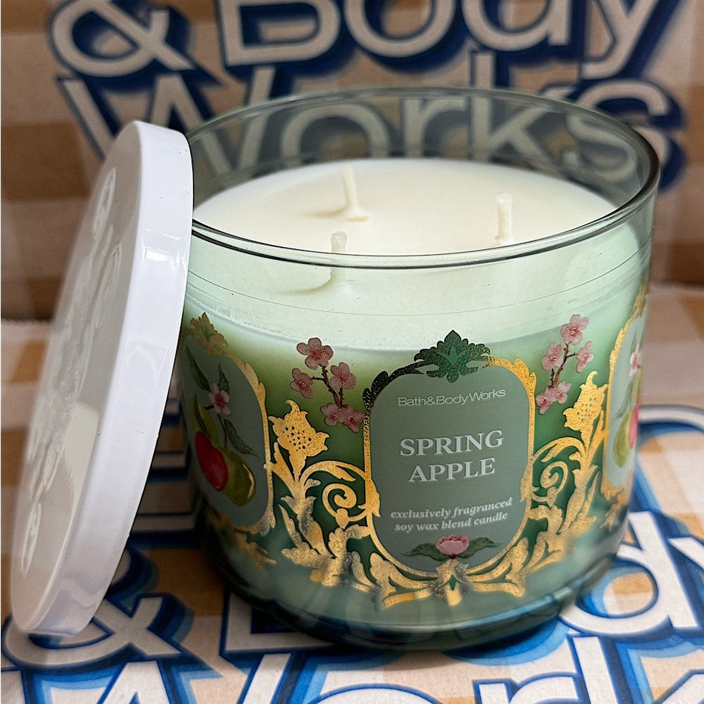 NEW B&BW Spring Apple 3 Wick Soy Wax Blend Candle